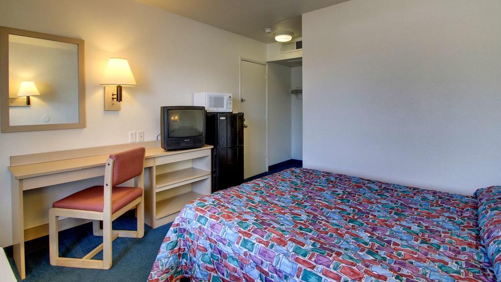 Motel 6 Des Moines South - Airport ภายนอก รูปภาพ